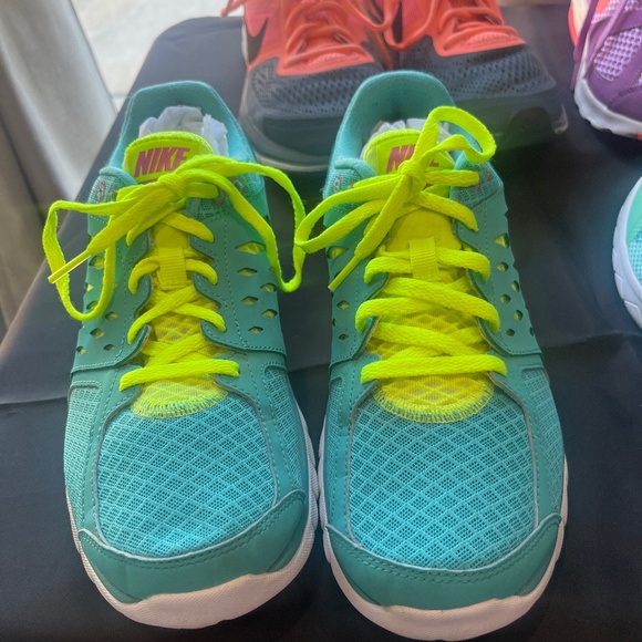 Women’s Nike shoes - Picture 1 of 4